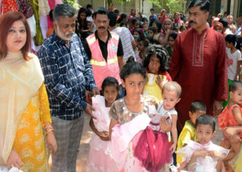 ৫ টাকায় ঈদের নতুন জামা পেয়ে উচ্ছ্বসিত শিশুরা