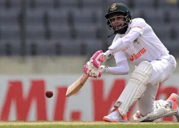 মুশফিকের দশম সেঞ্চুরি টেস্টে