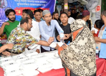 সিলেটে ৪ টেখায় পথচারীদের মাঝে ইফতার বিতরণ