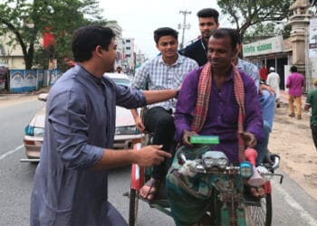 অসহায় মানুষের মুখে হাসি ফোটানোর নিরন্তর চেষ্টা ইউএনও মিঠুন