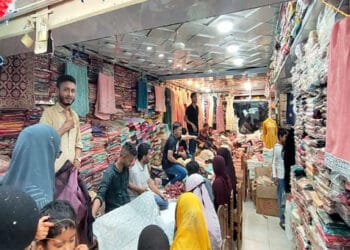 সিলেটে রাতের ঈদের বাজারে ক্রেতাদের ভিড়