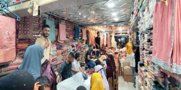 সিলেটে রাতের ঈদের বাজারে ক্রেতাদের ভিড়