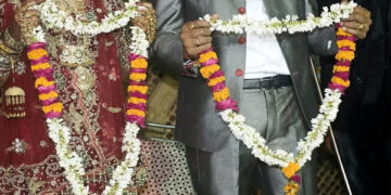 বরের পাশে বসে গুলি ছুড়ে বিয়ে উদযাপন, নববধূকে খুঁজছে পুলিশ