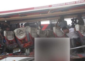 বাস-ট্রাক সংঘর্ষে নিহত ৪