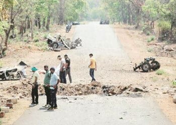 ভারতে বোমা হামলায় ১০ পুলিশসহ নিহত ১১