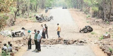 ভারতে বোমা হামলায় ১০ পুলিশসহ নিহত ১১