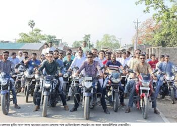 নওগাঁর রাণীনগরে স্থানীয় সংসদ সদস্য আনোয়ার হোসেন হেলালের পক্ষে মোটরসাইকেল শোডাউন