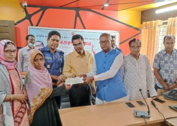 নওগাঁর রাণীনগরে প্রধানমন্ত্রীর ত্রাণ ও কল্যাণ তহবিল হতে অসুস্থ, অসহায় ও হতদরিদ্রদের আর্থিক সহায়তার চেক বিতরণ