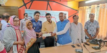 নওগাঁর রাণীনগরে প্রধানমন্ত্রীর ত্রাণ ও কল্যাণ তহবিল হতে অসুস্থ, অসহায় ও হতদরিদ্রদের আর্থিক সহায়তার চেক বিতরণ