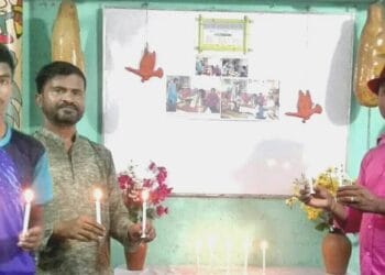 চিত্রশিল্পীদের স্মরনে মোমবাতি জ্বালিয়ে বিশেষ দিন পালন করা হয় খুলনা আর্ট একাডেমি