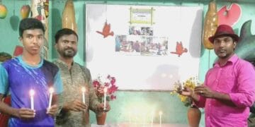 চিত্রশিল্পীদের স্মরনে মোমবাতি জ্বালিয়ে বিশেষ দিন পালন করা হয় খুলনা আর্ট একাডেমি