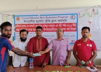 পাইকগাছার দেলুটিতে কাজের বিনিময়ে উপকারভোগীর মাঝে নগদ ৩,৮৫,৫০০টাকা বিতরণ করেন চেয়ারম্যান রিপন