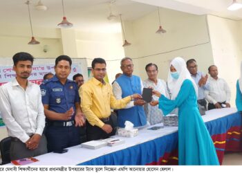 নওগাঁর রাণীনগরে মেধাবী শিক্ষার্থীদের মাঝে প্রধানমন্ত্রীর উপহার ট্যাব বিতরণ