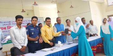 নওগাঁর রাণীনগরে মেধাবী শিক্ষার্থীদের মাঝে প্রধানমন্ত্রীর উপহার ট্যাব বিতরণ