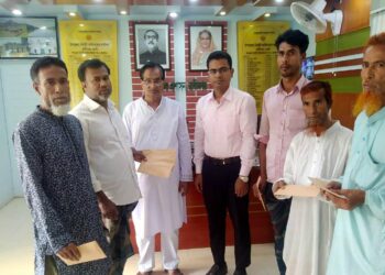 নওগাঁর রাণীনগরে অগ্নিকান্ডে ক্ষতিগ্রস্ত ৮ পরিবারকে আর্থিক সহায়তা প্রদান