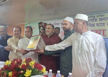 কুয়েত কুমিল্লা প্রবাসী পরিষদের সাবেক সভাপতি মামুনকে বিশেষ সম্মেলন ক্রেষ্ট প্রদান