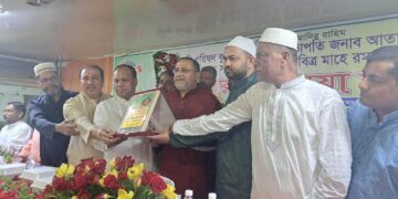 কুয়েত কুমিল্লা প্রবাসী পরিষদের সাবেক সভাপতি মামুনকে বিশেষ সম্মেলন ক্রেষ্ট প্রদান