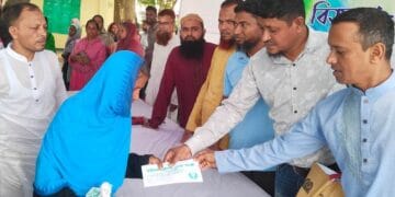 রূপগঞ্জের পূর্বাচল আদর্শ সেবা সংস্থার অর্থ ও ঈদ সামগ্রী বিতরণ