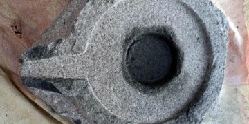 নওগাঁর রাণীনগরে ২০ কোটি টাকা মূলের শিবলিঙ্গ রাখার পাঠাতন উদ্ধার