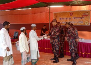 রাজনগর বিজিবি জোনের উদ্যোগে ৬শতাধিক পরিবারের মাঝে ইফতার বিতরণ