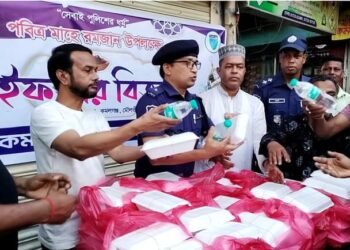 কমলগঞ্জ থানা পুলিশের উদ্যোগে ২শতাধিক দরিদ্রদের মাঝে ইফতার বিতরণ