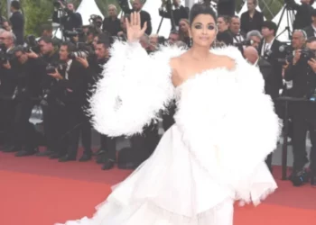 কানে নজর কাড়বেন বলিতারকারা