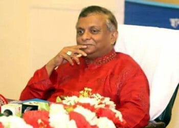 রেকর্ড গড়বেন, না কি সরে দাঁড়াবেন আরিফ!