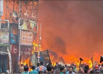 আগুন নিয়ন্ত্রণে প্রধান বাঁধা উৎসুক জনতা