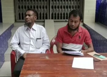 নড়াইলে স্কুল ছাত্রীর জীবন রক্ষার করতে পিতার সংবাদ সম্মেলন,