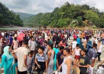 সিলেটে পর্যটন এলাকায় মোবাইল নেটওয়ার্ক বিড়ম্বনা, হতাশ পর্যটকরা