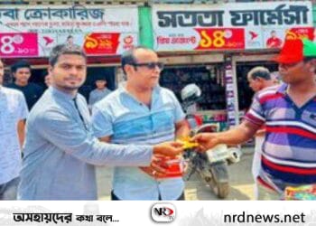 নড়াইলে সড়ক-মহাসড়কে দুর্ঘটনারোধে ভ্যানচালকদের মাঝে রেডিয়াম স্টিকার বিতরণ