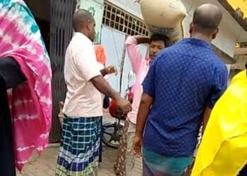 রাণীনগরে ইউনিয়ন পরিষদের সামনে প্রকাশ্যে সরকারি ভিডব্লিউবি’র চাল বেচাকেনা!