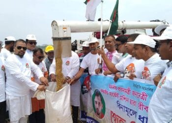 নড়াইলে অসহায় দরিদ্র কৃষকের ধান কেটে দিল যুবলীগ