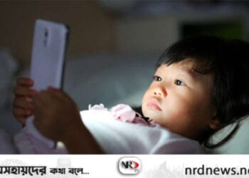 মোবাইল থেকে শিশুকে দূরে রাখুন