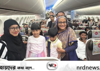 প্রধানমন্ত্রী বিমানে যাত্রীদের সাথে কুশল বিনিময়