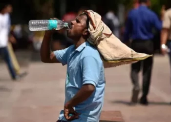 প্রচণ্ড গরমে জনজীবনে যখন নাভিশ্বাস পাল্লা দিয়ে লোডশেডিং, অতিষ্ঠ মানুষ
