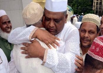 ঈদের নামাজ আদায় করে কোলাকুলি করলেন দুই মেয়র