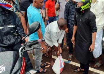 ব্যাগ দেখলে ঝাপটে ধরছেন তারা