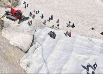 কম্বল হিমবাহপৃষ্ঠ এবং সূর্যের মধ্যে ঢাল হিসাবে কাজ করবে