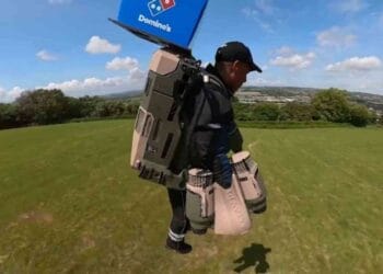 পিজা এখন আকাশপথে জেট স্যুট পরা এক ব্যক্তি ভাইরাল