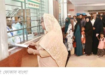সাধারণ মানুষের কাতারে দাঁড়িয়ে চিকিৎসা নিলেন প্রধানমন্ত্রী