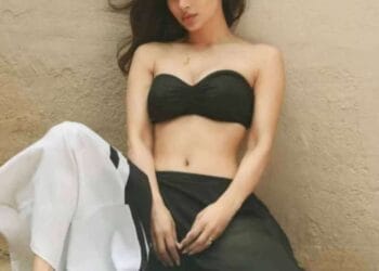 ভারতের কোচবিহারের বাঙালি কন্যা মৌনি রায় ভালো সময় কাটাচ্ছেন