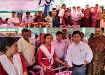 নড়াইলের শিক্ষার্থীদের মাঝে বিভাগীয় কমিশনার বাই সাইকেল বিতরণ করলেন
