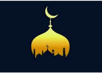 ফিরে এলো আজ সেই মহরম মাহিনা আজ মহরমের ১০ তারিখ   এন আর ডি ডেস্ক নিউজ ঃ   ‘ত্যাগ চাই, মর্সিয়া ক্রন্দন চাহি না’—ফিরে এলো আজ সেই মহরম মাহিনা…। আজ মহরমের ১০ তারিখ, পবিত্র আশুরা। ইসলামের ইতিহাসে আশুরা এক অসামান্য তাত্পর্যে উজ্জ্বল। ইবাদত-বন্দেগির জন্যও এ দিবস অতুলনীয়। সবকিছু ছাপিয়ে কারবালার মর্মন্তুদ সকরুণ শোকগাথা এ দিবসকে গভীর কালো রেখায় উত্কীর্ণ করে রেখেছে।    ৬১ হিজরি সালের এই দিনে হজরত মুহাম্মদ সাল্লাল্লাহু আলাইহি ওয়া সাল্লামের প্রাণপ্রিয় দৌহিত্র হজরত ইমাম হোসাইন (রা.) ও তার পরিবারের সদস্যরা ইয়াজিদের সৈন্যদের হাতে কারবালার ময়দানে শহিদ হন। পবিত্র আশুরা তাই মুসলিম উম্মাহর জন্য এক তাত্পর্যময় ও শোকাবহ দিন। দিনটি মুসলমানদের কাছে সত্য ও ন্যায় প্রতিষ্ঠারও দিন। এ দিনটি আল্লাহ রাব্বুল আলামিনের কাছে খুবই প্রিয়। তাই তিনি এ দিনে রোজা পালনের সওয়াব প্রদান করে থাকেন বহুগুণে। মুসলমানদের কাছে বিগত বছরের গুনাহর কাফফারা হিসেবে মহরমের দুটি রোজা রাখা খুবই গুরুত্বপূর্ণ।   হজরত আবু হুরায়রা (রা.) থেকে বর্ণিত, হজরত মুহাম্মদ সাল্লাল্লাহু আলাইহি ওয়া সাল্লাম বলেছেন,  রমজানের পর সর্বোত্তম রোজা হলো আল্লাহর প্রিয় মহরম মাসের রোজা এবং ফরজ নামাজের পর সর্বোত্তম নামাজ হলো রাতের (তাহাজ্জুদ) নামাজ, (সহিহ মুসলিম)। রাসুল সাল্লাল্লাহু আলাইহি ওয়া সাল্লাম যখন মদিনায় আগমন করলেন, তিনি আশুরার দিনে ইহুদিদের রোজা পালন করতে দেখলেন।   ‘ইবনে আব্বাস (রা.) থেকে বর্ণিত তিনি বলেন, রাসুল সাল্লাল্লাহু আলাইহি ওয়া সাল্লাম মদিনায় এসে দেখলেন যে, ইহুদিরা আশুরার দিনে রোজা পালন করছে। তিনি তাদের জিজ্ঞেস করলেন, এটা কোনোদিন যে তোমরা রোজা পালন করছো? তারা বলল, এটা এমন এক মহান দিবস যেদিন আল্লাহ মুসা (আ.) ও তার সম্প্রদায়কে নাজাত দিয়েছিলেন এবং ফেরাউনকে তার দলবলসহ ডুবিয়ে মেরেছিলেন। মুসা (আ.) শুকরিয়া হিসেবে এ দিনে রোজা পালন করেছেন। এ কারণে আমরাও রোজা পালন করে থাকি। এ কথা শুনে রাসুল সাল্লাল্লাহু আলাইহি ওয়া সাল্লাম বললেন, তোমাদের চেয়ে আমরা মুসা (আ.)-এর অধিকতর ঘনিষ্ঠ ও নিকটবর্তী। অতঃপর রাসুল সাল্লাল্লাহু আলাইহি ওয়া সাল্লাম রোজা পালন করলেন ও অন্যদের রোজা পালনের নির্দেশ দিলেন।   (বুখারি ও মুসলিম)। আবু কাতাদাহ (রা.) থেকে বর্ণিত যে, রাসুল সাল্লাল্লাহু আলাইহি ওয়া সাল্লামকে আশুরার রোজা সম্পর্কে প্রশ্ন করা হলো, তিনি বললেন, আমি আশা করি আল্লাহর কাছে এটি বান্দার বিগত এক বছরের গুনাহসমূহের কাফফারা হিসেবে গণ্য হবে (মুসলিম হা/১১৬২; মিশকাত হা/২০৪৪)। ইবনে আব্বাস (রা.) বলেন, “আমি রাসুল সাল্লাল্লাহু আলাইহি ওয়া সাল্লামকে এ রোজা ছাড়া অন্য কোনো রোজাকে এত গুরুত্ব দিতে দেখিনি। আর তা হলো আশুরার রোজা ও রমজান মাসের রোজা।”   (বুখারি ও মুসলিম। ইবনে আব্বাস (রা.) বলেন, যখন রাসুল সাল্লাল্লাহু আলাইহি ওয়া সাল্লাম আশুরার রোজা পালন করলেন ও অন্যকে পালন করার নির্দেশ দিলেন, তখন সাহাবায়ে কেরাম (রা.) বললেন, এটা তো এমন এক দিন, যাকে ইহুদি ও খ্রিষ্টানরা সম্মান করে থাকে। তখন রাসুল সাল্লাল্লাহু আলাইহি ওয়া সাল্লাম বললেন, আগামী বছর এলে ইনশাআল্লাহ আমরা নবম তারিখে রোজা পালন কর