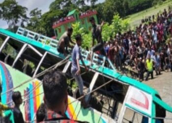 নিয়ন্ত্রণ হারিয়ে বাস পুকুরে নিহত ১৭