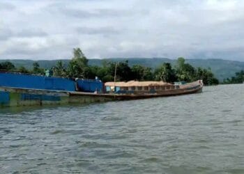 তাহিরপুর মাহারাম নদীতে অবৈধ ভাবে বালু লুট ফসিল জমি হুমকির মুখে