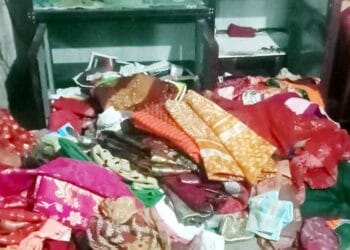 রাণীনগরে অস্ত্রের মুখে জিম্মি করে বসতবাড়িতে ডাকাতি