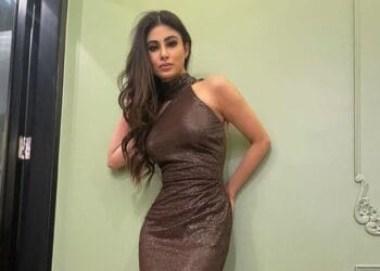 বিমানবন্দরে গিয়ে ভেতরে প্রবেশ করতে পারেননি বলিউড মৌনী রায়