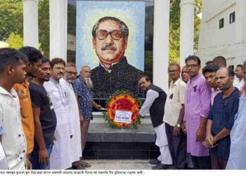 রাণীনগরে বঙ্গবন্ধুর ম্যুরালে মুক্তিযোদ্ধা নওশের আলীর শ্রদ্ধা