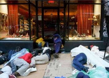 নিউইয়র্ক শহরে আর কোনো জায়গা নেই এটি এখন পরিপূর্ণ অভিবাসী